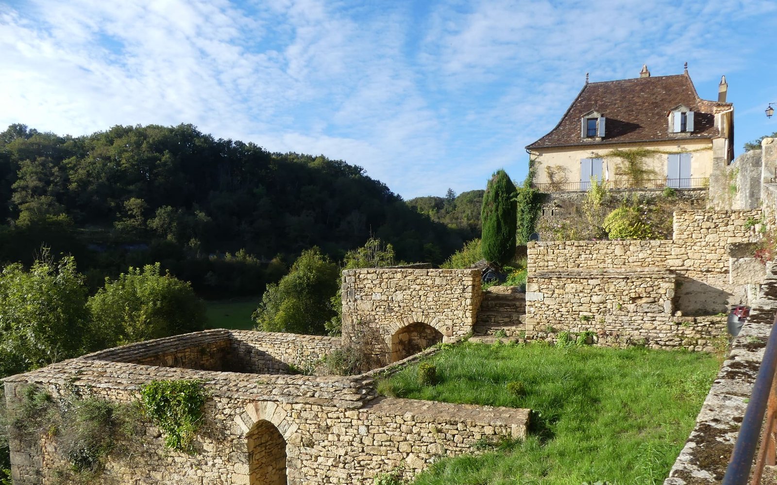 maison en pierre à toit de tuiles en Dordogne - ravalement façade Périgord - HRC Rénovation